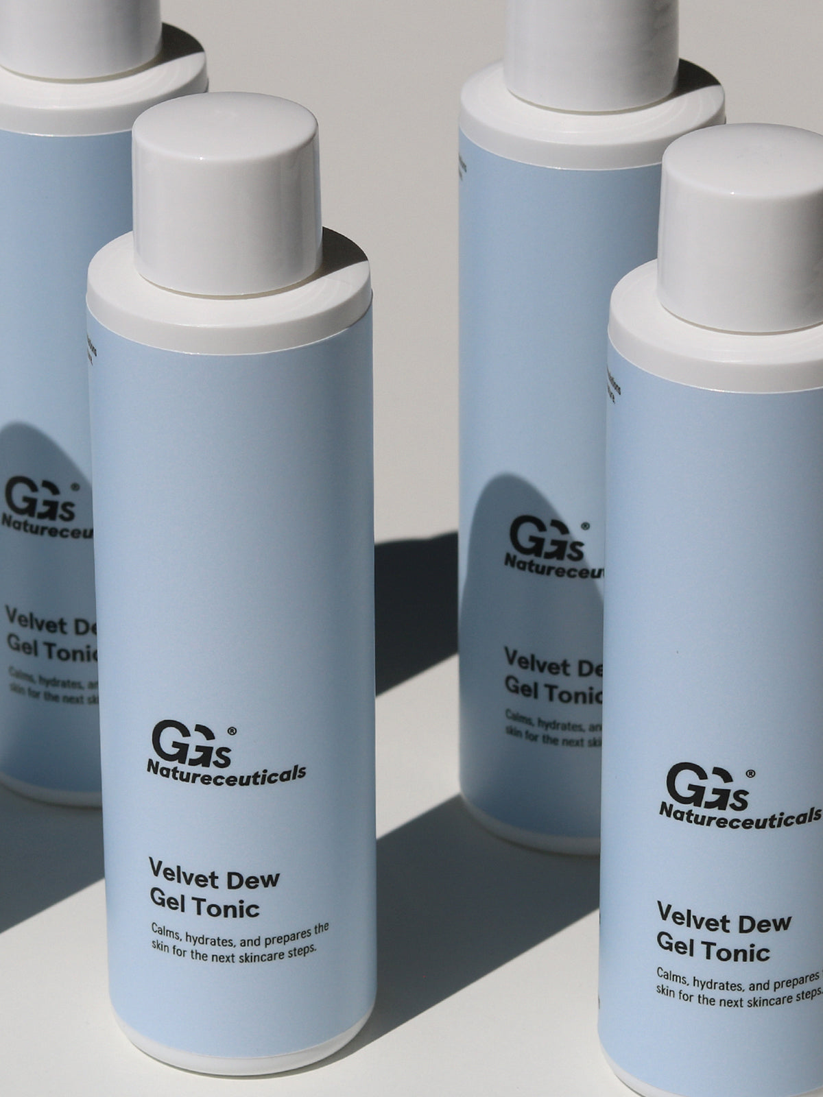 Produktflaschen des Velvet Dew Gel Tonic nebeneinander, Detailansicht