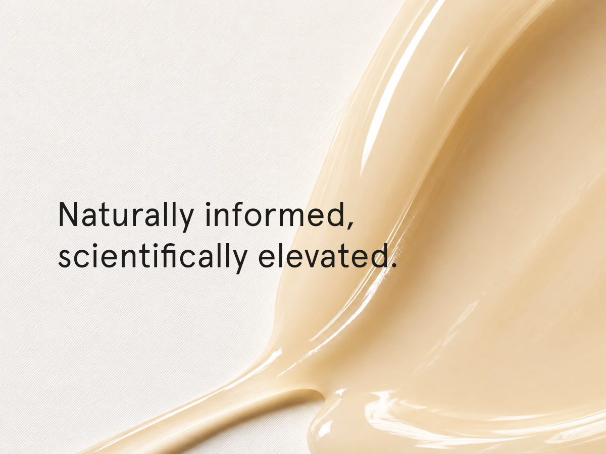 Cremetextur auf hellem Grund mit dem Satz Naturally informed, scientifically elevated.